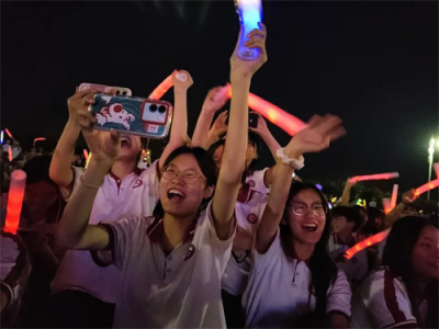 音为梦响 乐动校园——石家庄文化传媒学校首届草坪音乐节燃爆夏夜